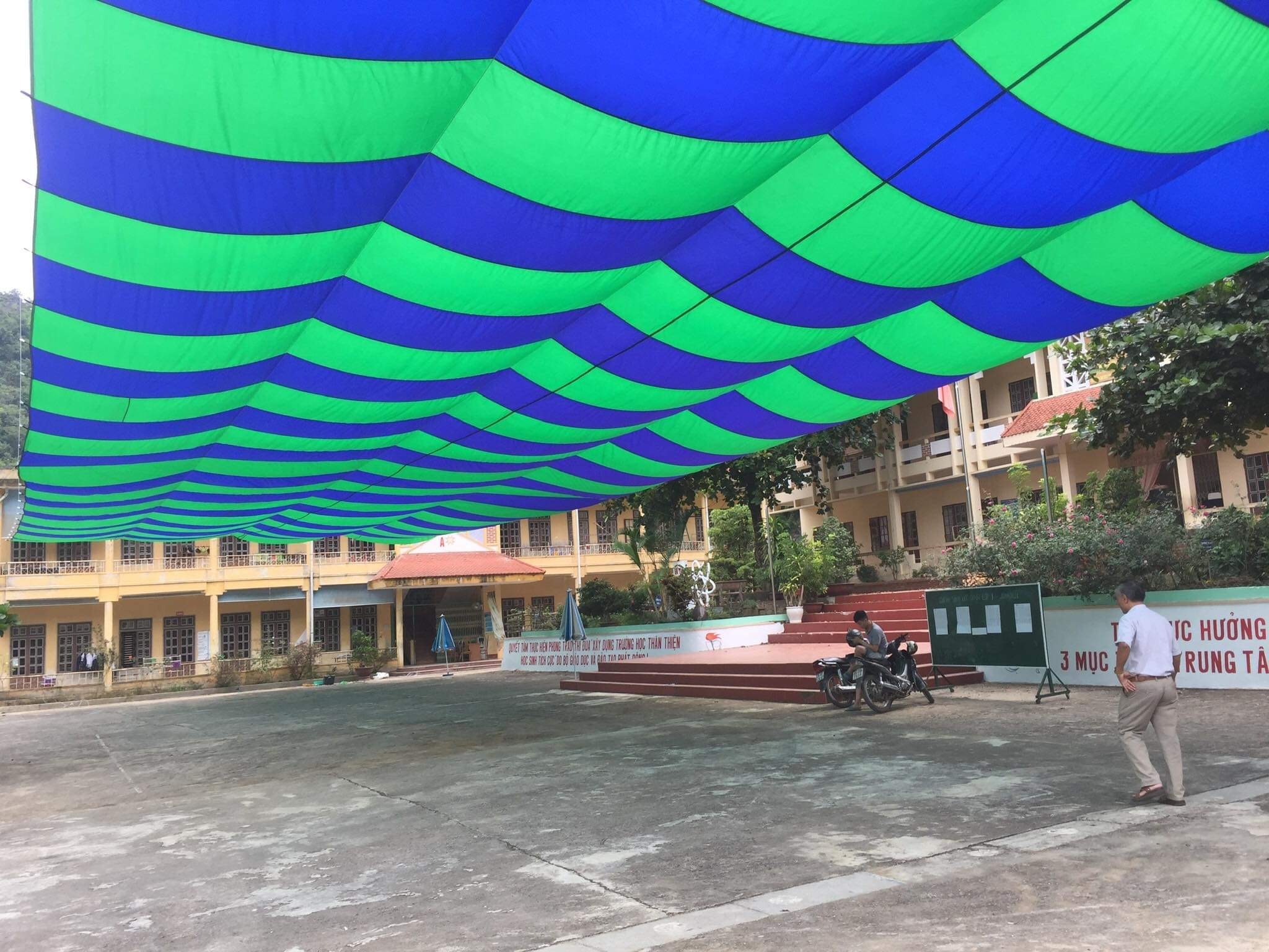 Dù sân trường che mưa nắng toàn quốc