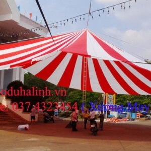 dù tròn che sân trường ngoài trời