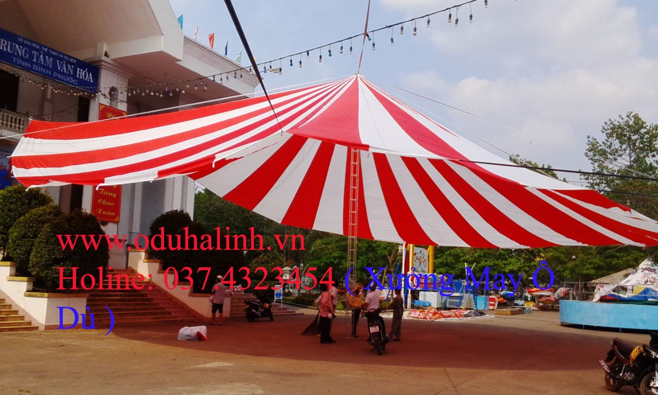 dù tròn che sân trường ngoài trời