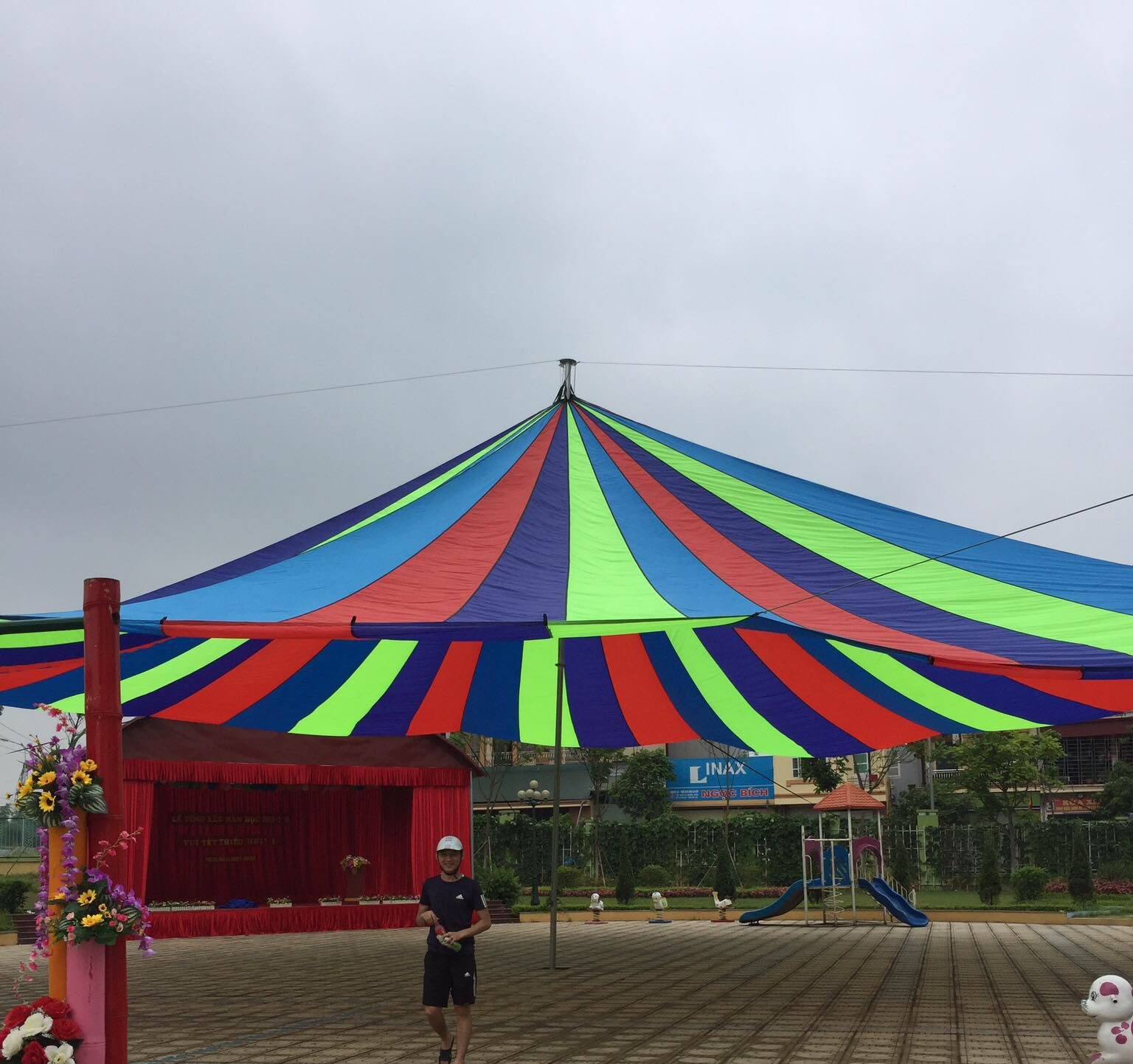 du-che-san-truong-nhieu mau sac