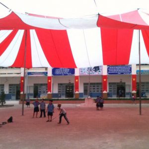 du-che-san-truong-hai-mau-hai-cot